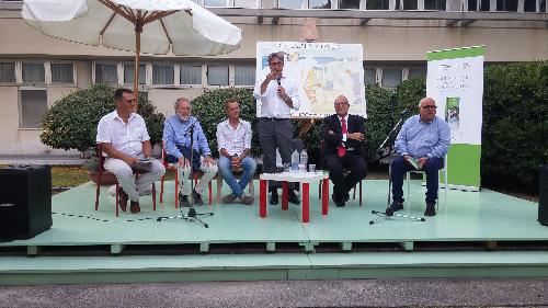 L'assessore regionale alle Attività produttive Sergio Emidio Bini (al centro) a Grado alla presentazione della guida "Cicloturismo in Friuli Venezia Giulia – l’e-bike conquista tutti” 